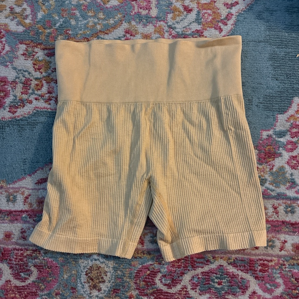 Ribbed High-Waist yellow Shorts